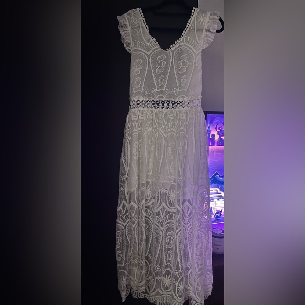 Elegant White Lace Dress - image 1